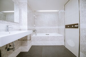 Bañera con ducha, cabezal de ducha tipo lluvia, secador de pelo, toallas