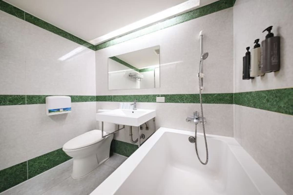 A bathroom with a toilet, sink, and bathtub.