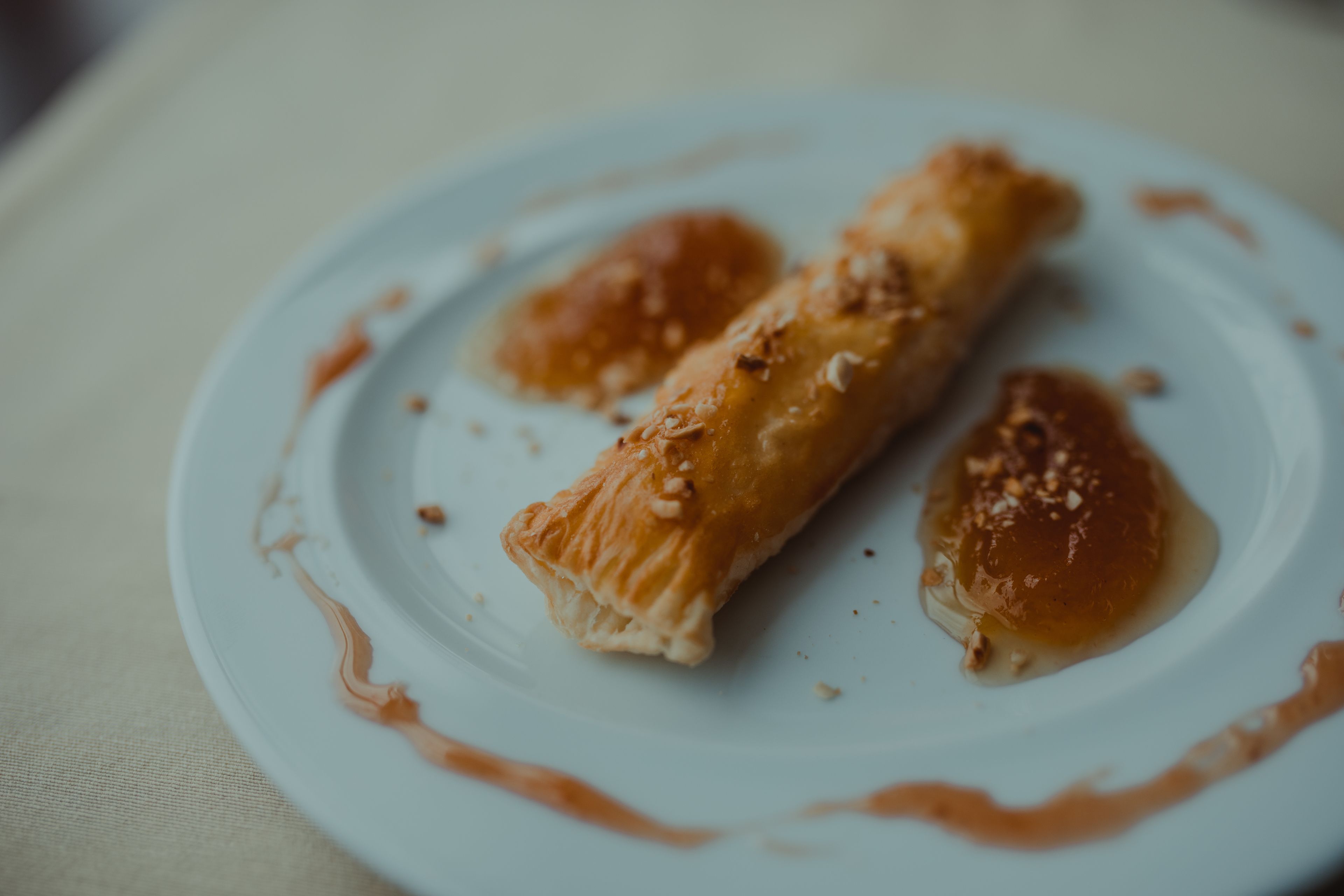 Une assiette avec une pâtisserie et une sauce.