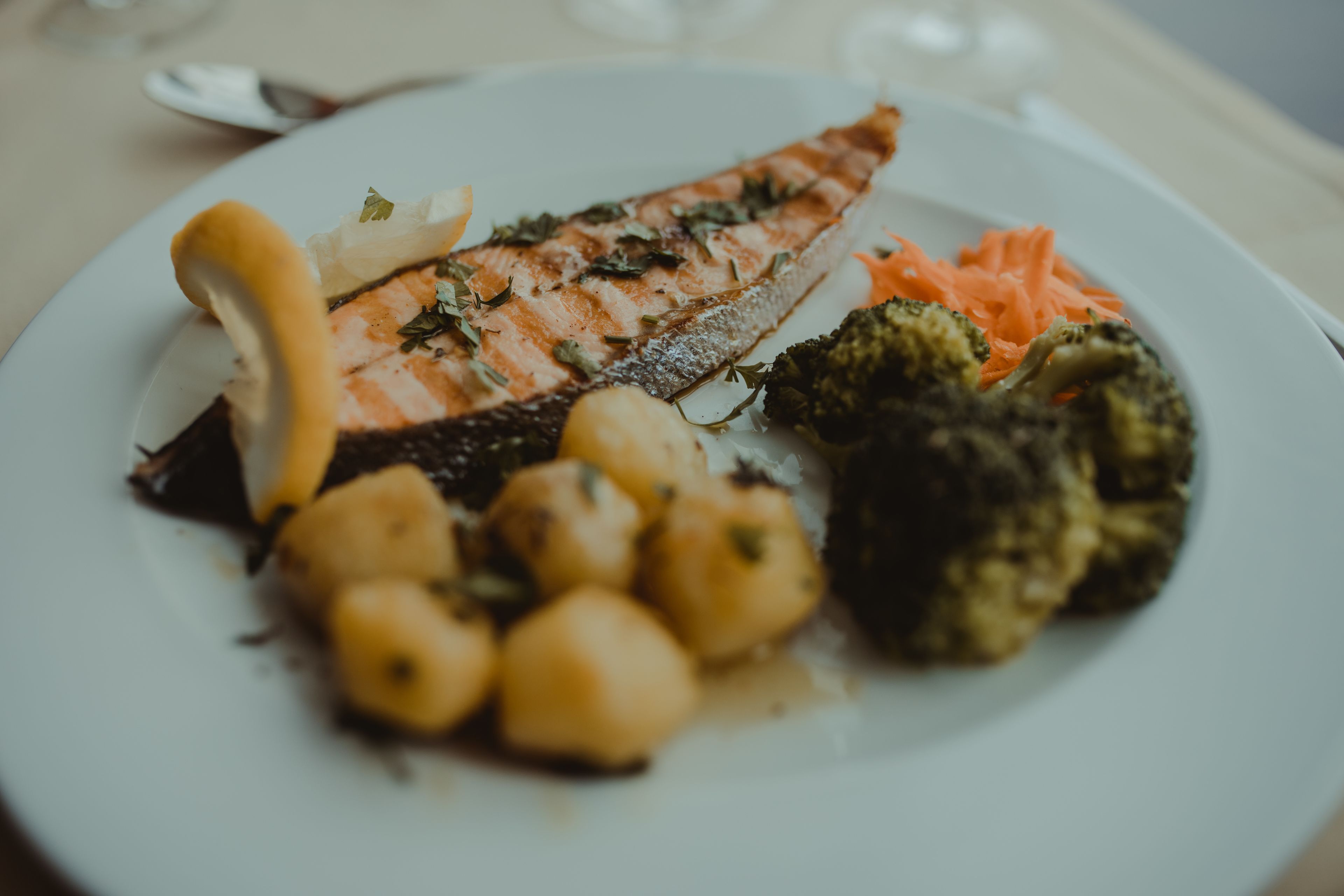 Une assiette contenant du saumon grillé, des brocolis et des pommes de terre.