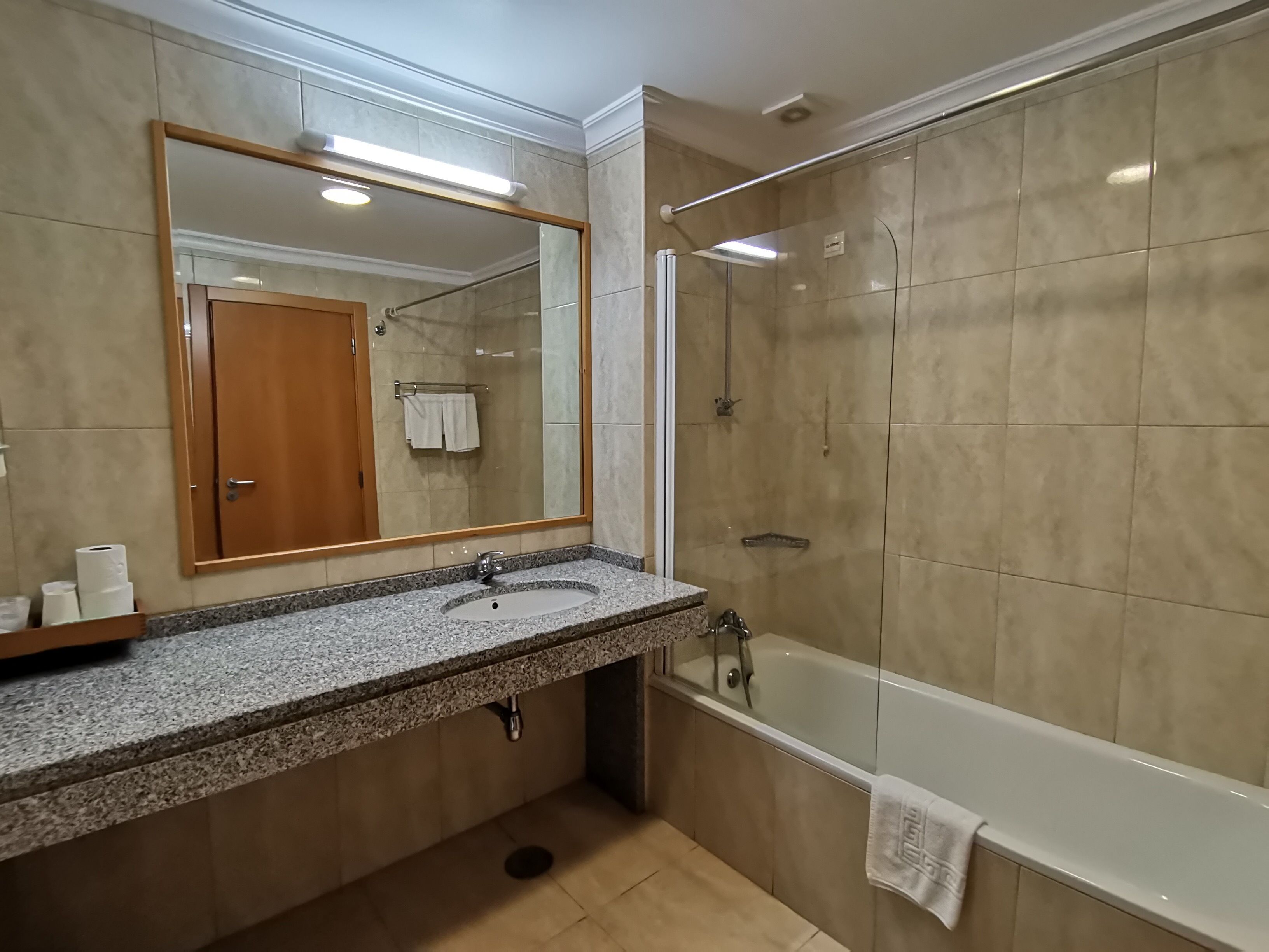 single room | bathroom | free toiletries, hair dryer, bidet, towels