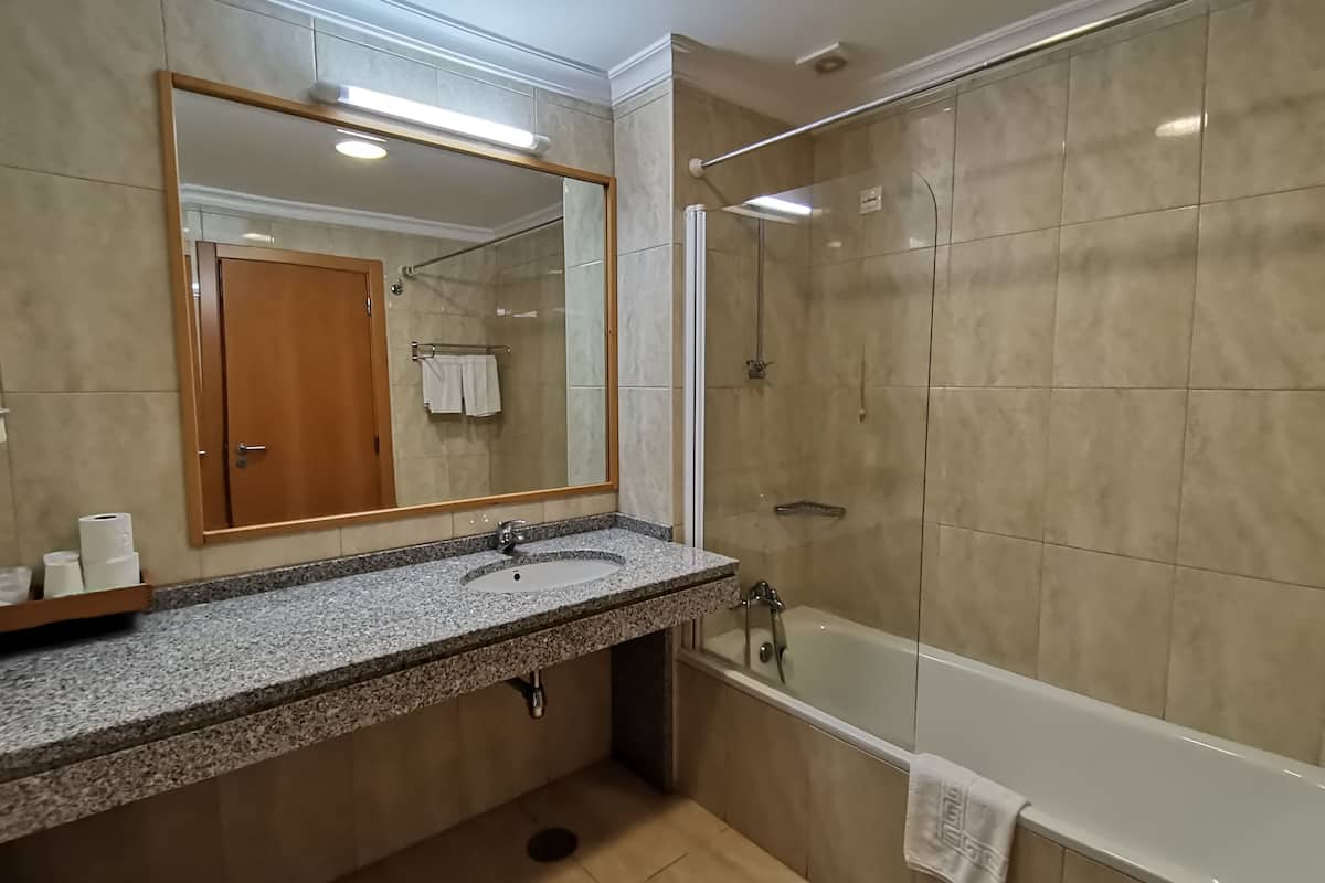single room | bathroom | free toiletries, hair dryer, bidet, towels