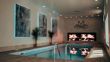 Inomhuspool med öppettider 09.00 till 20.30, och solstolar