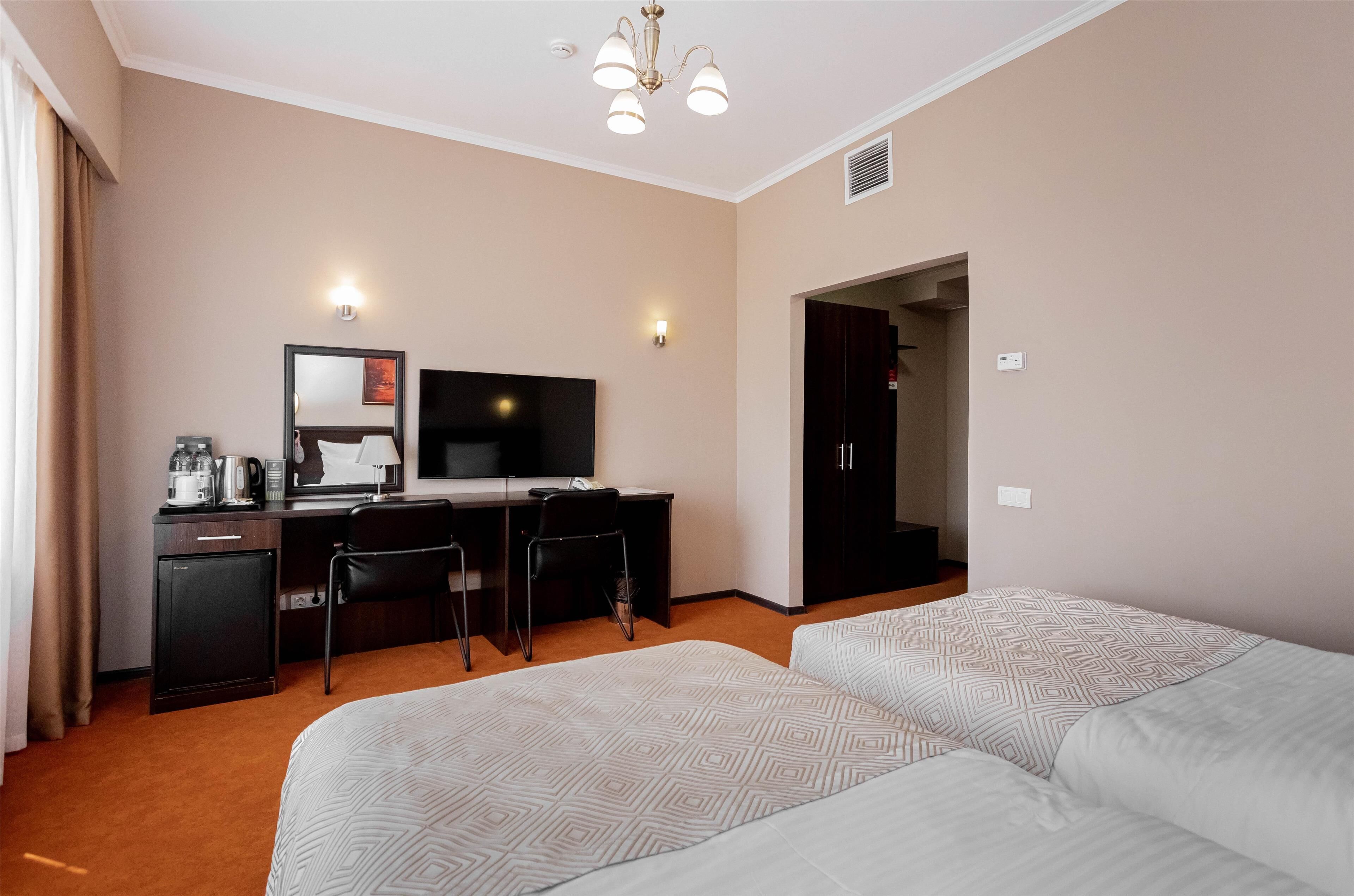 Minibar, in-room safe, desk, cribs (free)