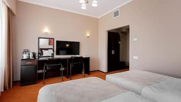 Minibar, in-room safe, desk, cribs (free)