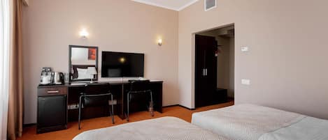 Minibar, in-room safe, desk, cribs (free)