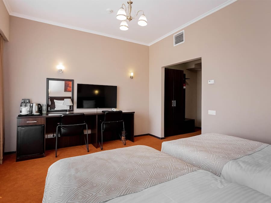 Minibar, in-room safe, desk, cribs (free)