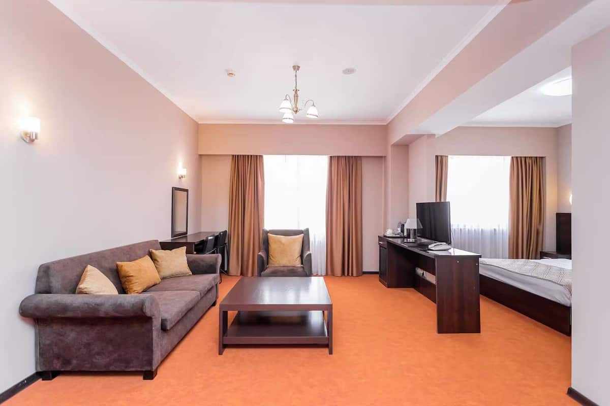 Minibar, in-room safe, desk, cribs (free)