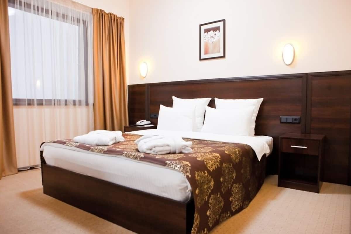 Minibar, in-room safe, desk, free cribs/infant beds