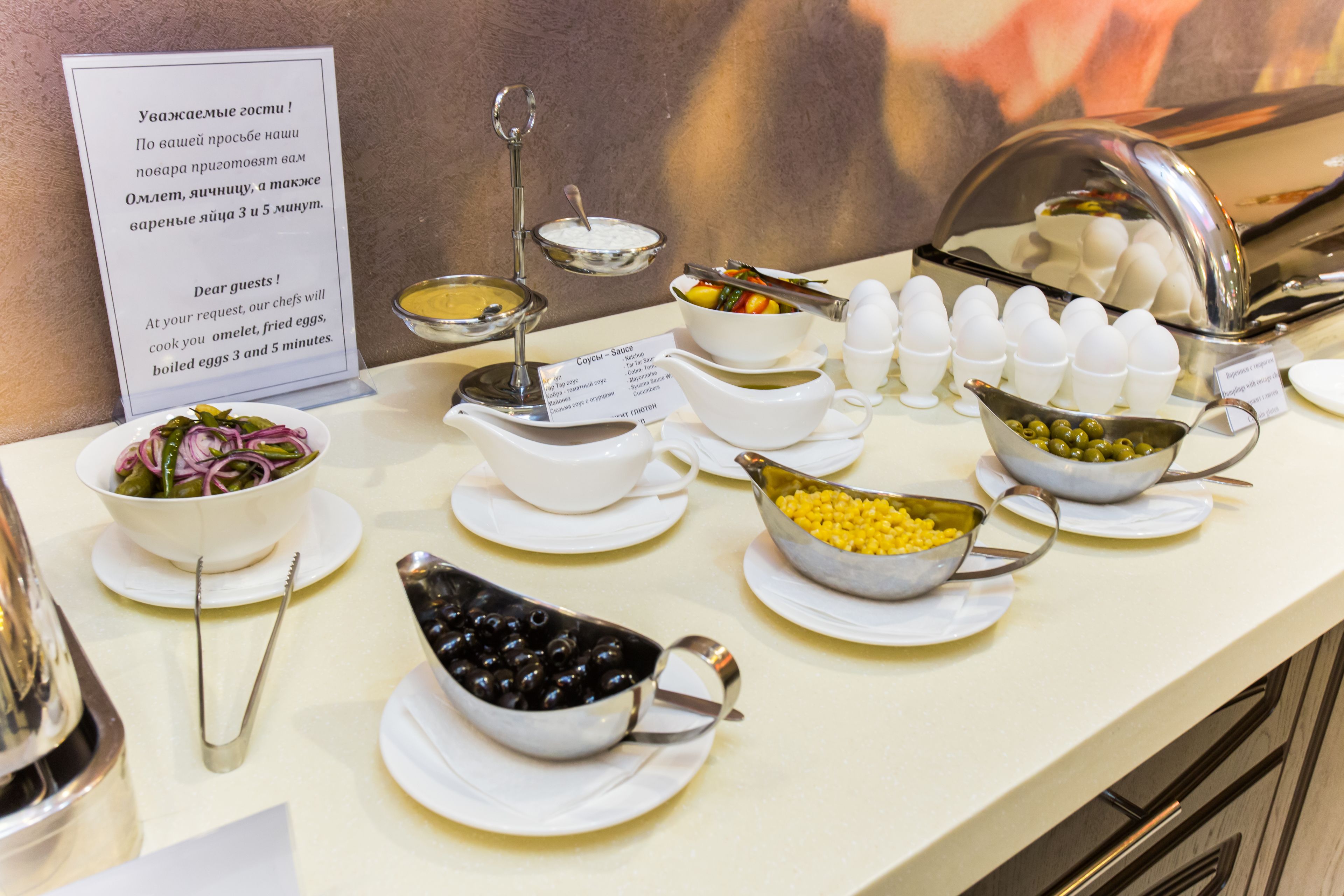 Un buffet proposant une variété de plats et d’accompagnements.