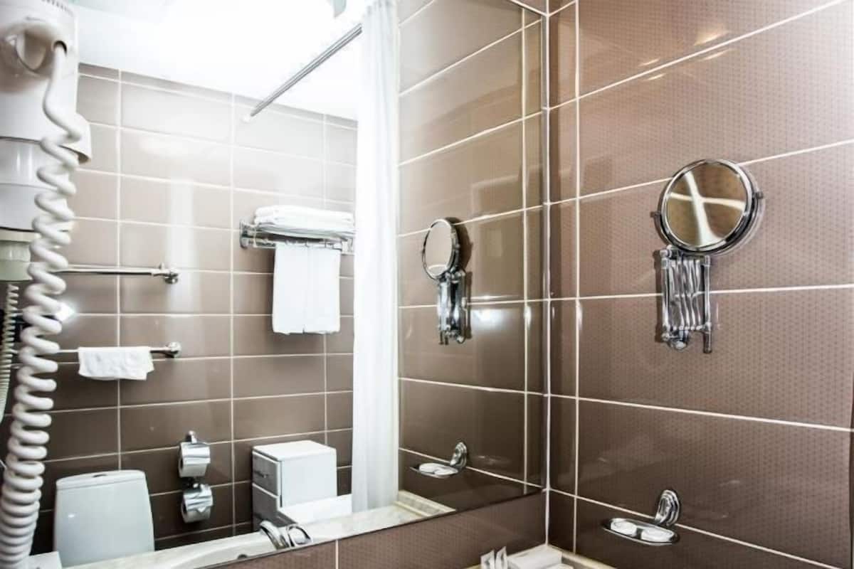 Baño | Ducha y bañera combinadas y artículos de higiene personal gratuitos