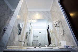 Habitació estàndard, 1 llit doble, fumadors | Bany | Combinació de dutxa i banyera i articles de tocador gratuïts 
