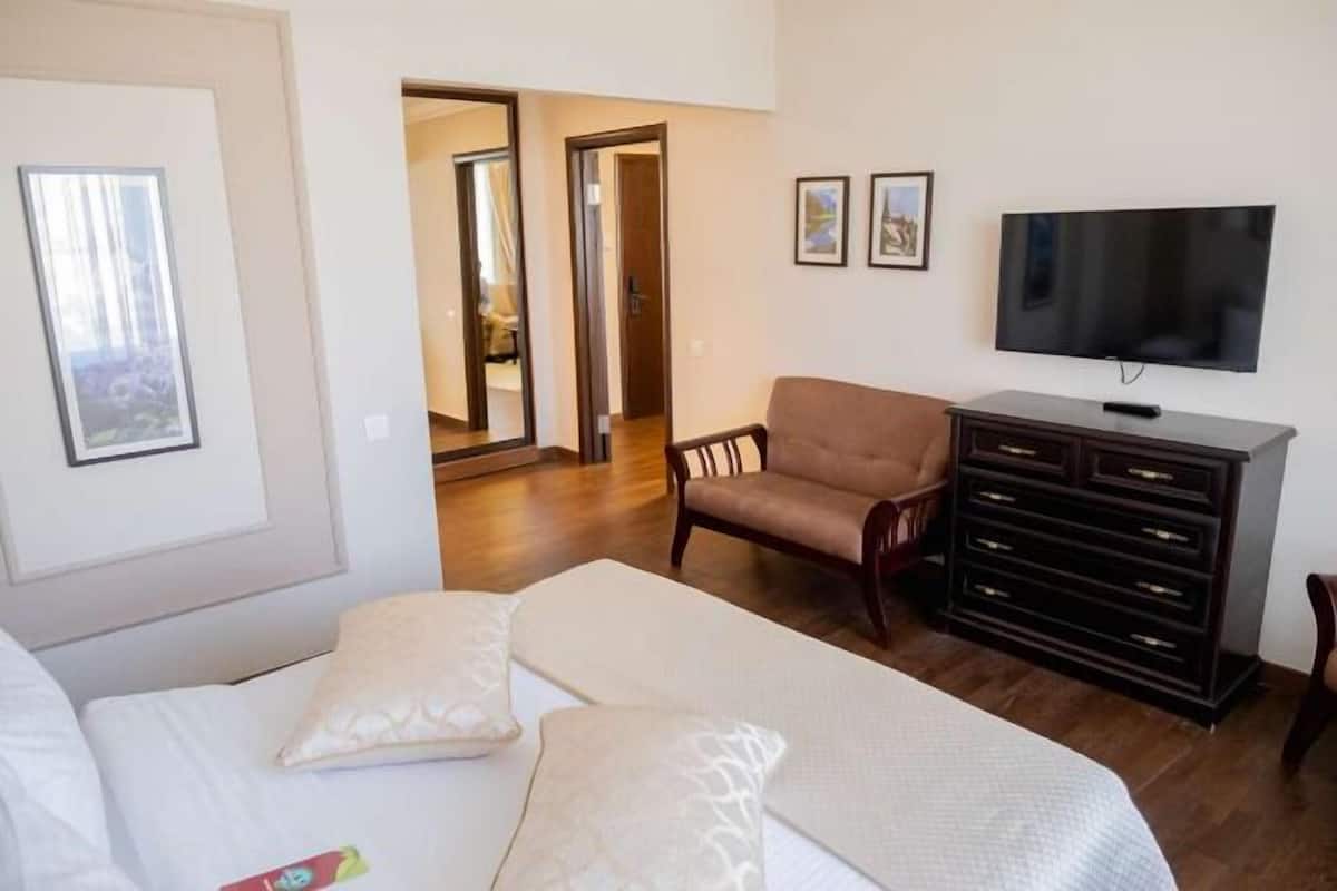 Minibar, coffres-forts dans les chambres, bureau, lits bébé (gratuits)