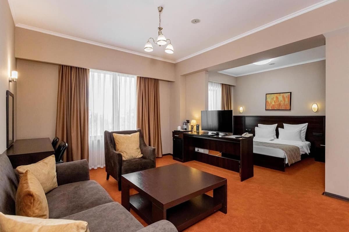 Minibar, in-room safe, desk, cribs (free)