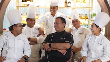 2 restaurants; breakfast, lunch, dinner and brunch served