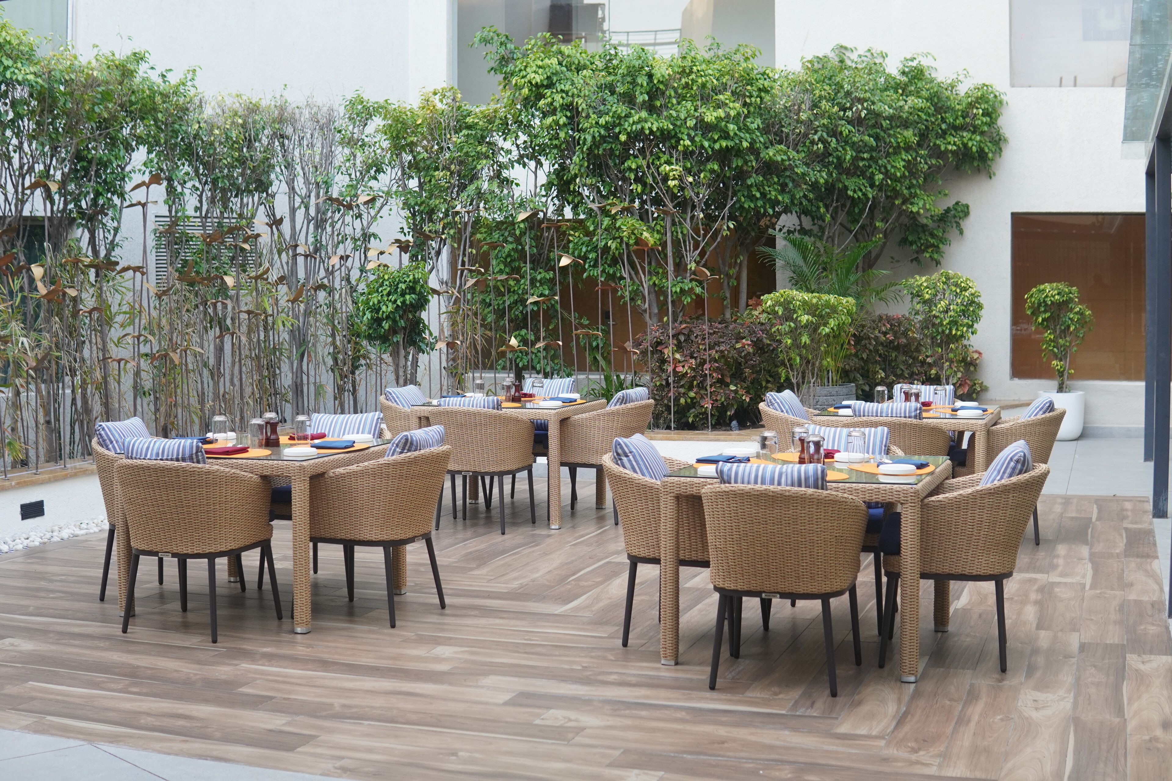 2 restaurants, breakfast, lunch, dinner served; international cuisine