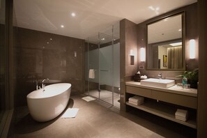 Presidentiële suite, 1 kingsize bed | Badkamer | Een douche, een regendouche, gratis toiletartikelen, een haardroger