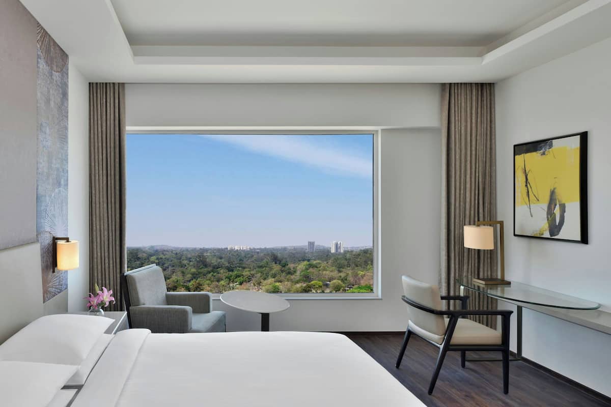 Premium Room, 1 King Bed | Premium bedding, minibar, in-room safe, desk