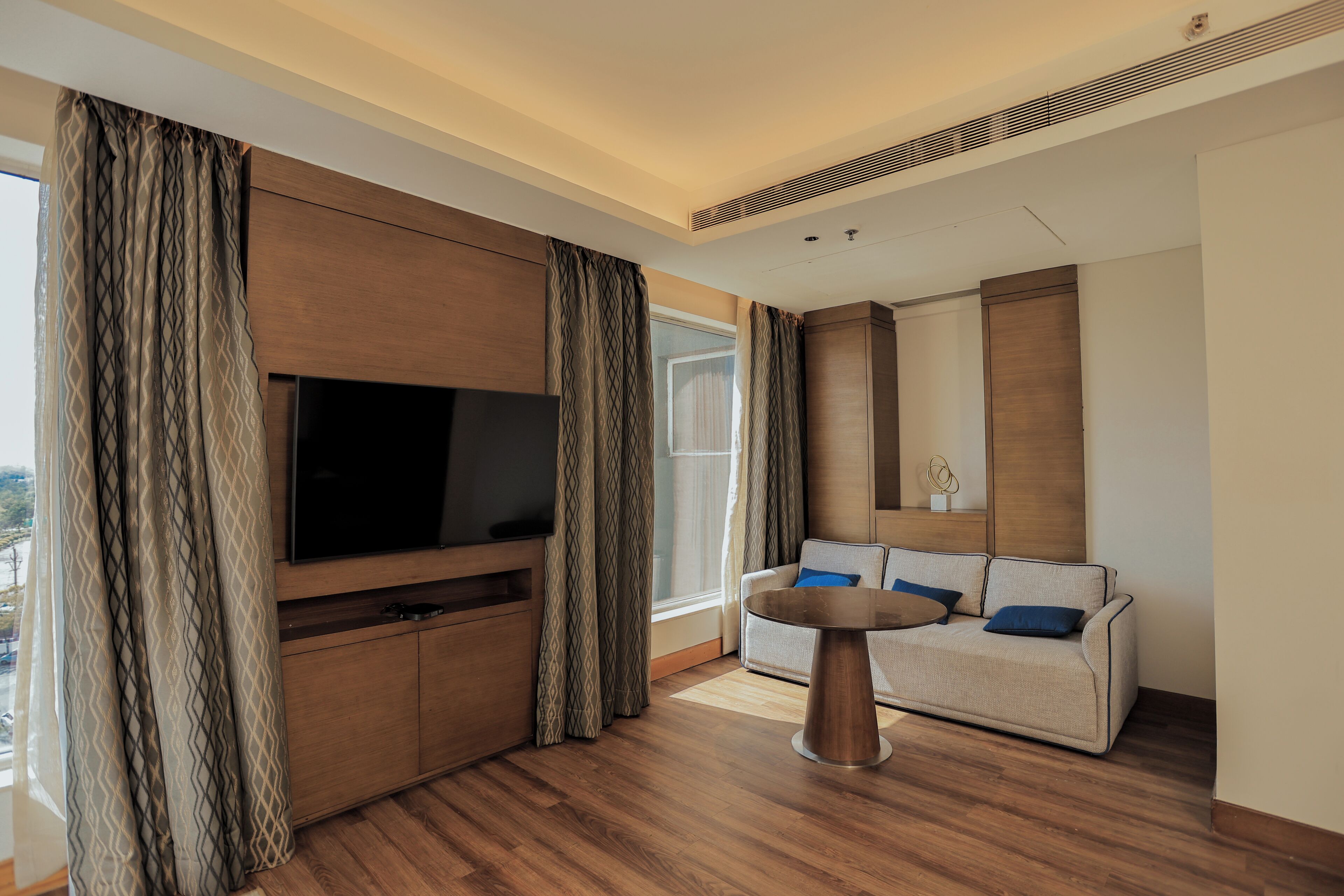 junior suite, 1 bedroom | 1 bedroom, minibar, in-room safe, desk