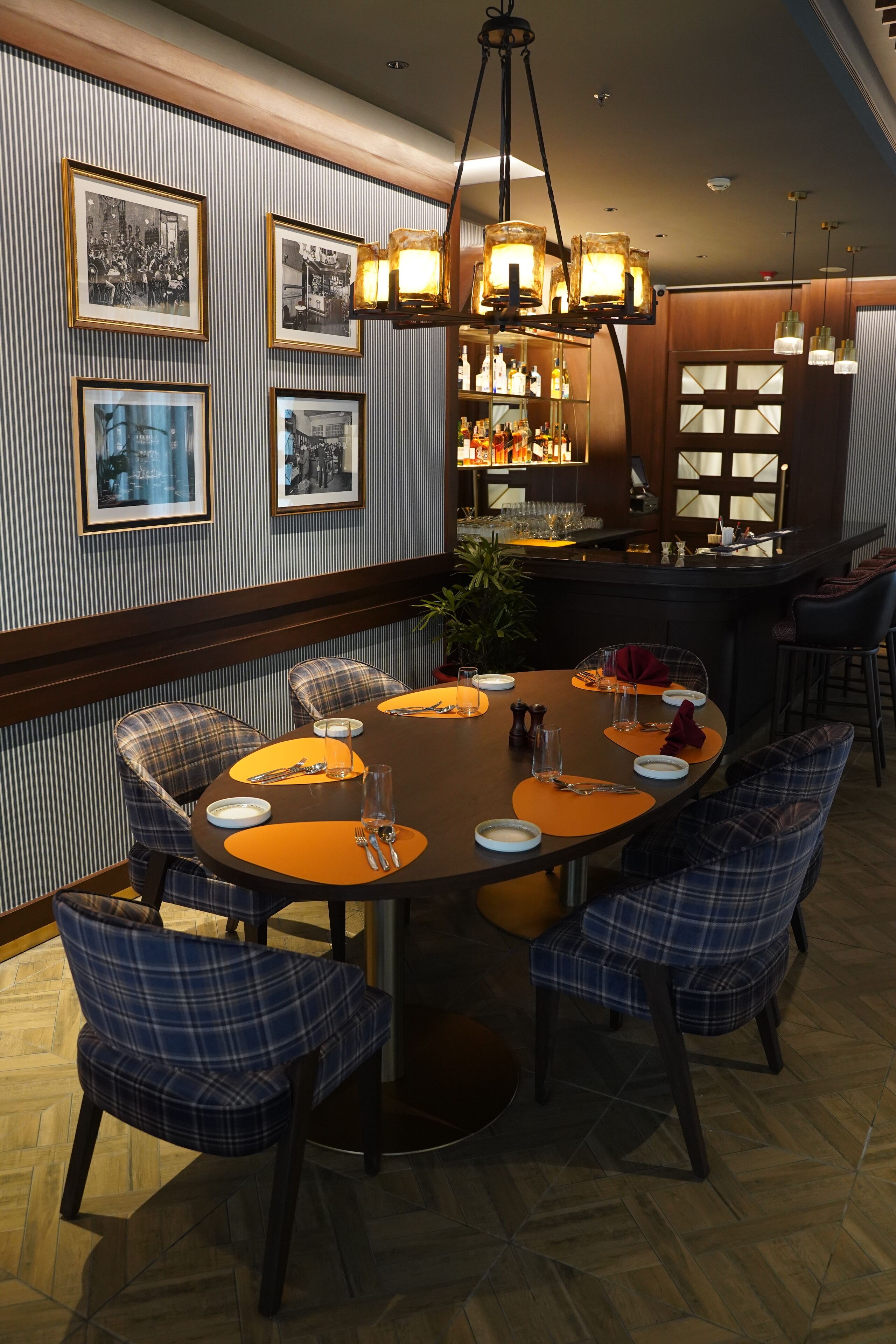 2 restaurants, breakfast, lunch, dinner served; international cuisine