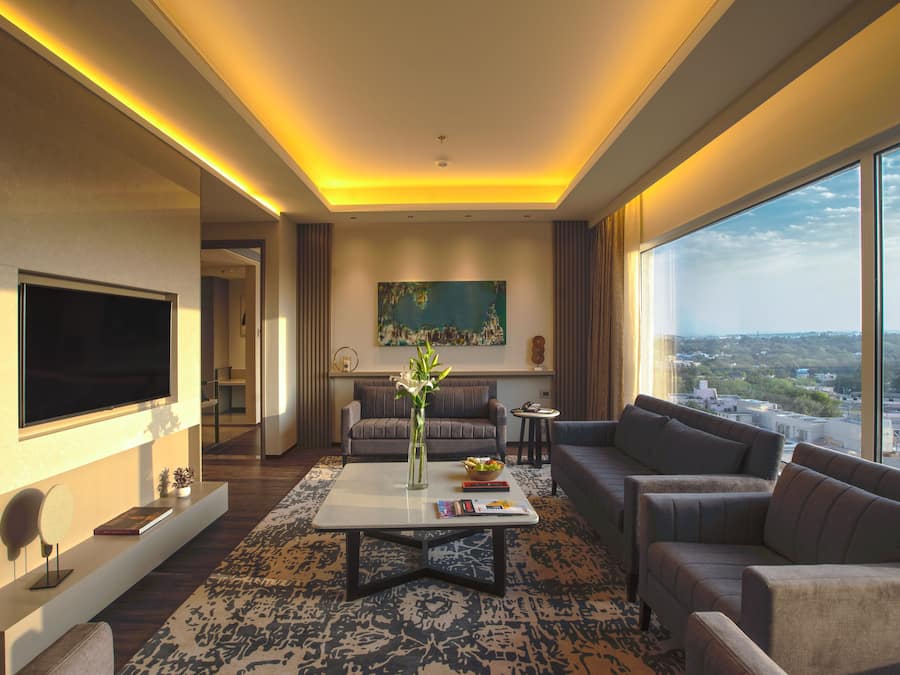 Suíte executiva, 1 quarto | Sala de estar | TV 40 polegadas com canais a cabo, DVD player, dock para iPod