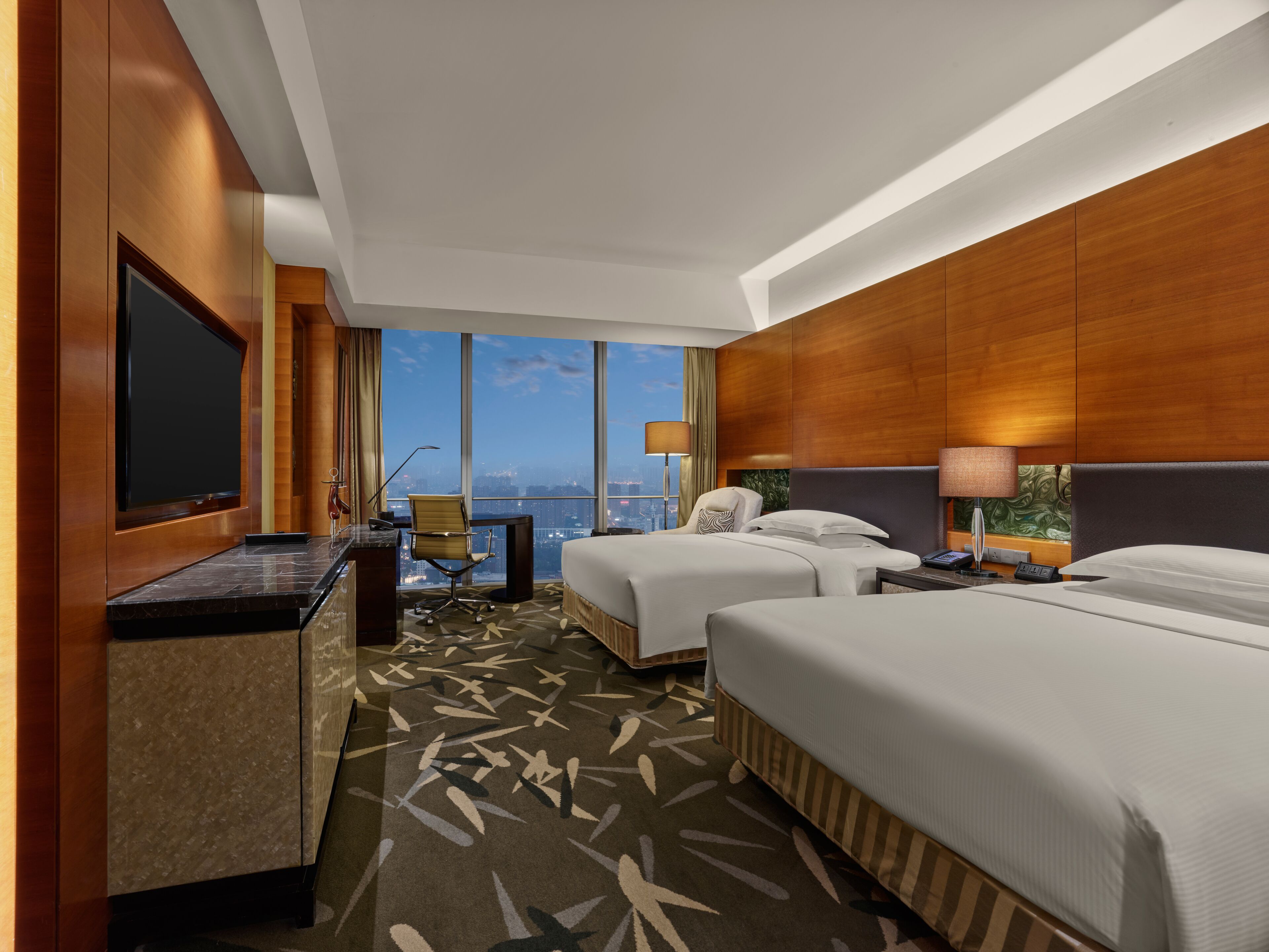 2 DOUBLE BEDS EXECUTIVE RM WITH LOUNGE ACCESS | Hypo-allergenic bedding, down comforters, Select Comfort beds, minibar