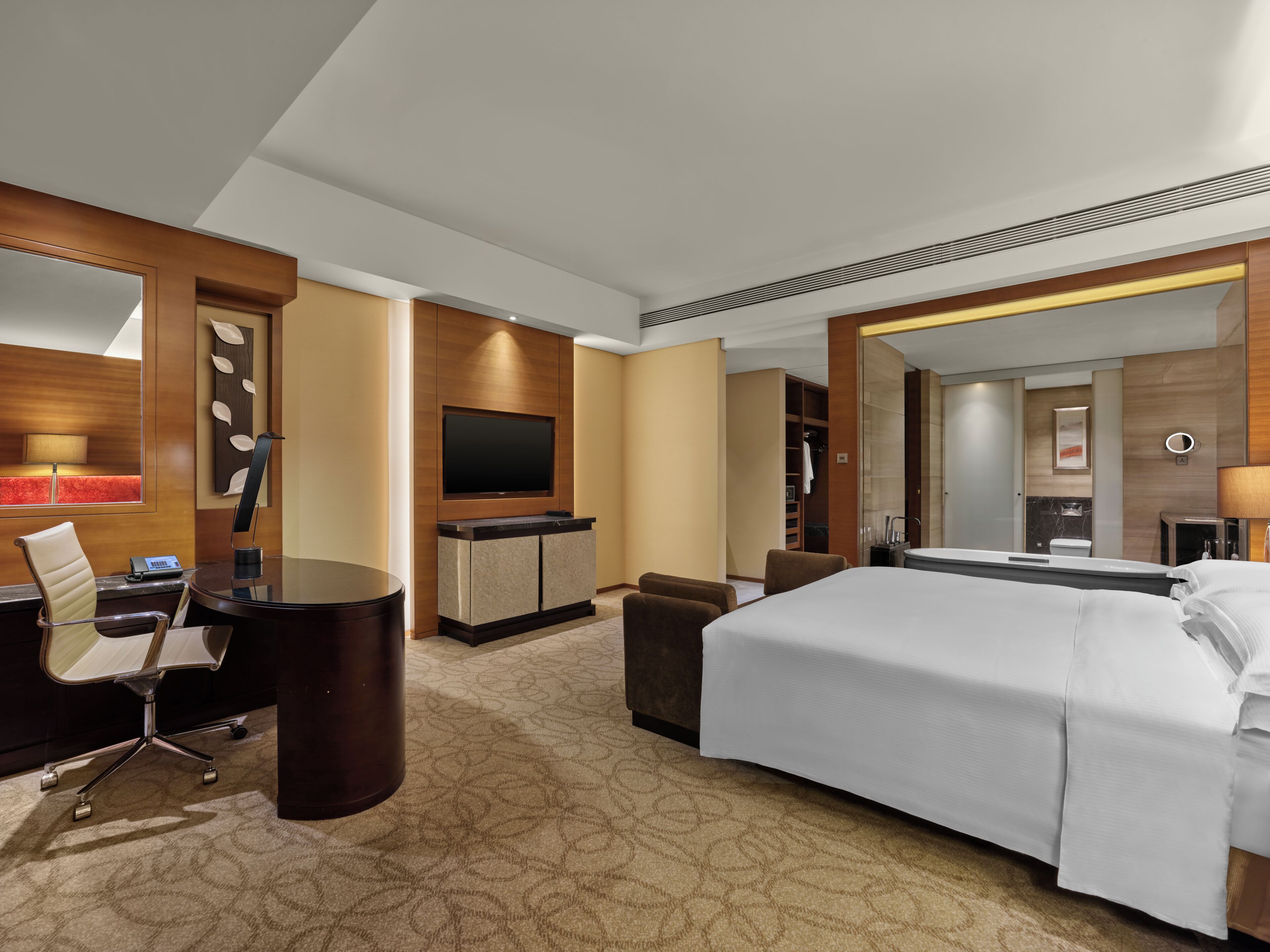 Deluxe Room, 1 King Bed | Hypo-allergenic bedding, down comforters, Select Comfort beds, minibar