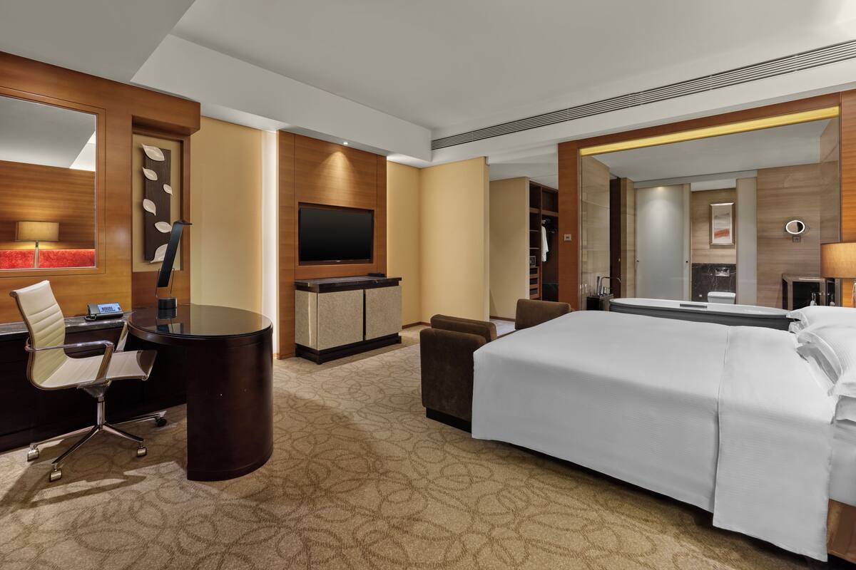 Deluxe Room, 1 King Bed | Hypo-allergenic bedding, down comforters, Select Comfort beds, minibar