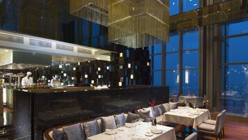 6 restaurantes, se sirven desayunos, comidas, cenas y cocina china