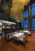 6 间餐厅，供应早餐、午餐和晚餐，中国菜