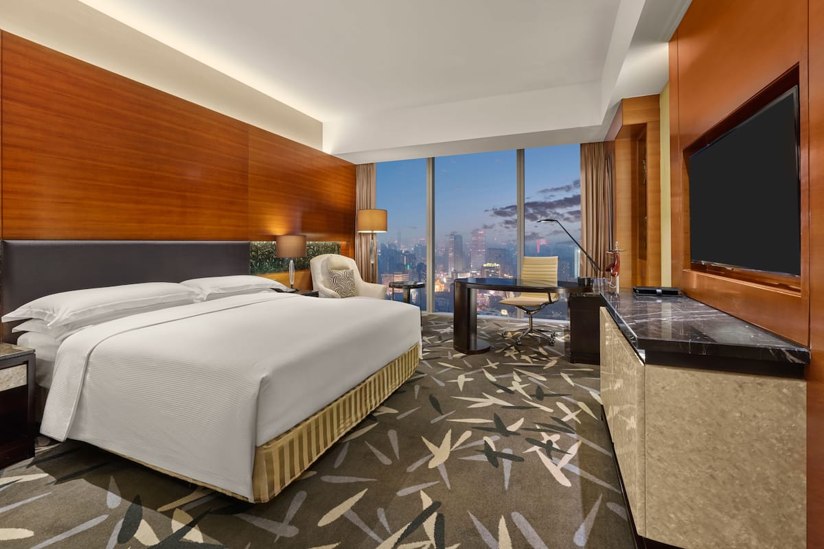 1 KING BED EXECUTIVE WITH LOUNGE ACCESS | Hypo-allergenic bedding, down comforters, Select Comfort beds, minibar