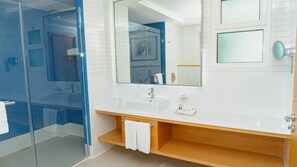 Bañera, bañera profunda y artículos de higiene personal gratuitos