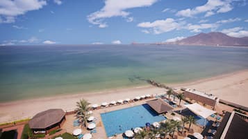 Yksityinen ranta, aurinkotuoleja, aurinkovarjoja, rantapyyhkeitä