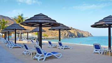 Privat strand, solsenger, parasoller og strandhåndklær