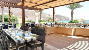 2 restaurants; breakfast, lunch, dinner, and brunch served