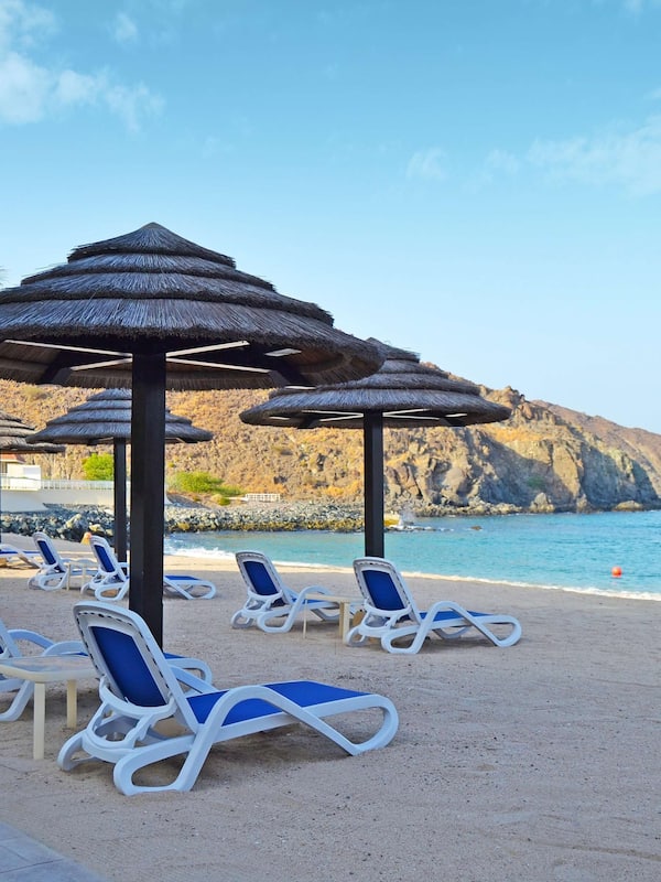 Plage privée, chaises longues, parasols, serviettes de plage