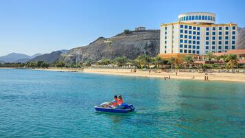 Plage privée, chaises longues, parasols, serviettes de plage