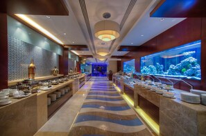 2 间餐厅,供应早餐、午餐和晚餐,国际美食