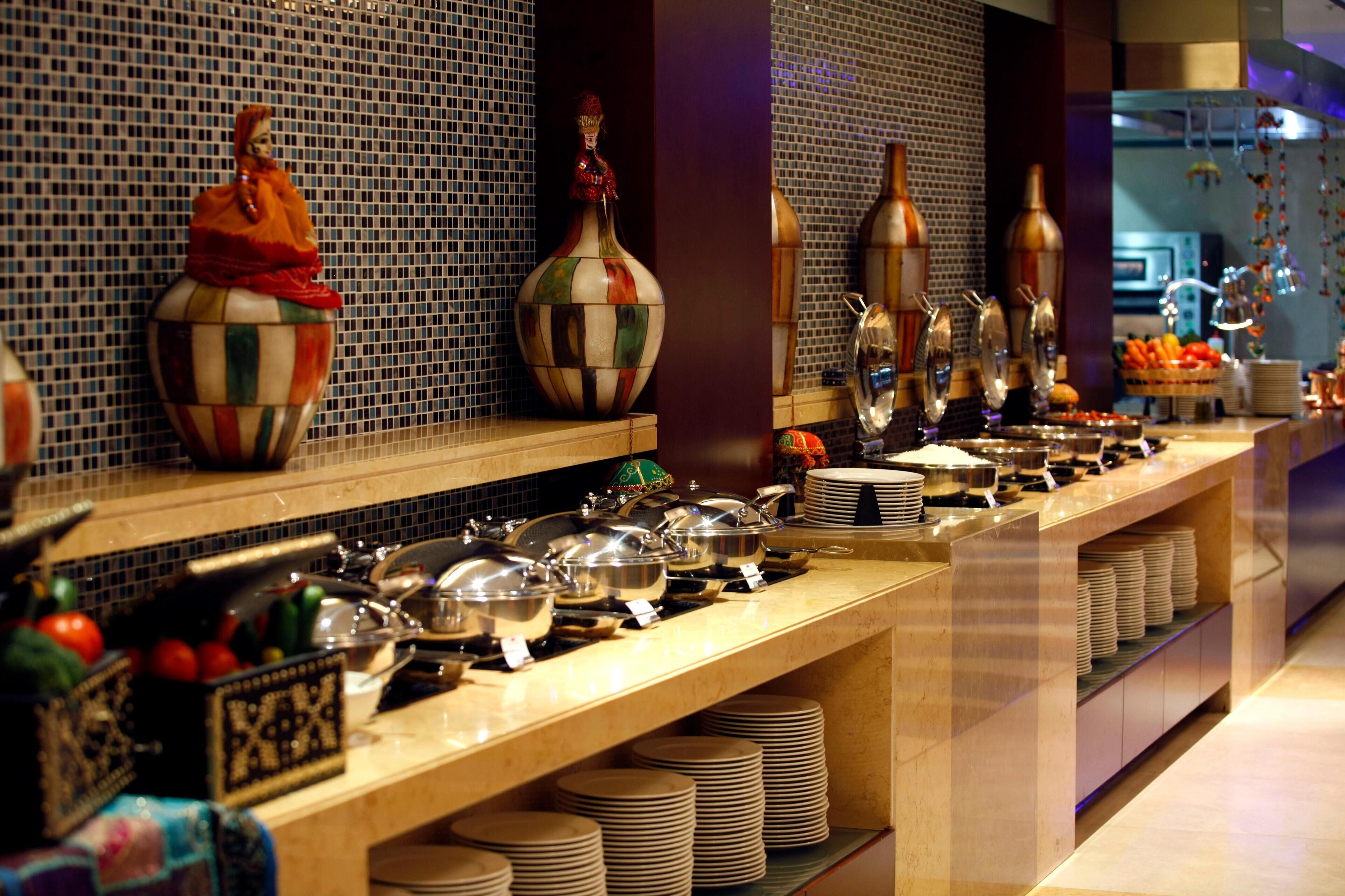 Un montaje tipo buffet con diferentes platos y utensilios.