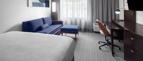 Camas con pillow-top, escritorio y cortinas blackout