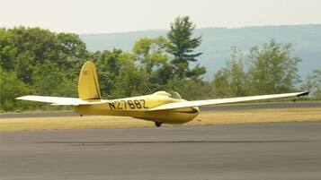 Ein gelbes Flugzeug mit der Kennung N27682Z auf einer Startbahn.