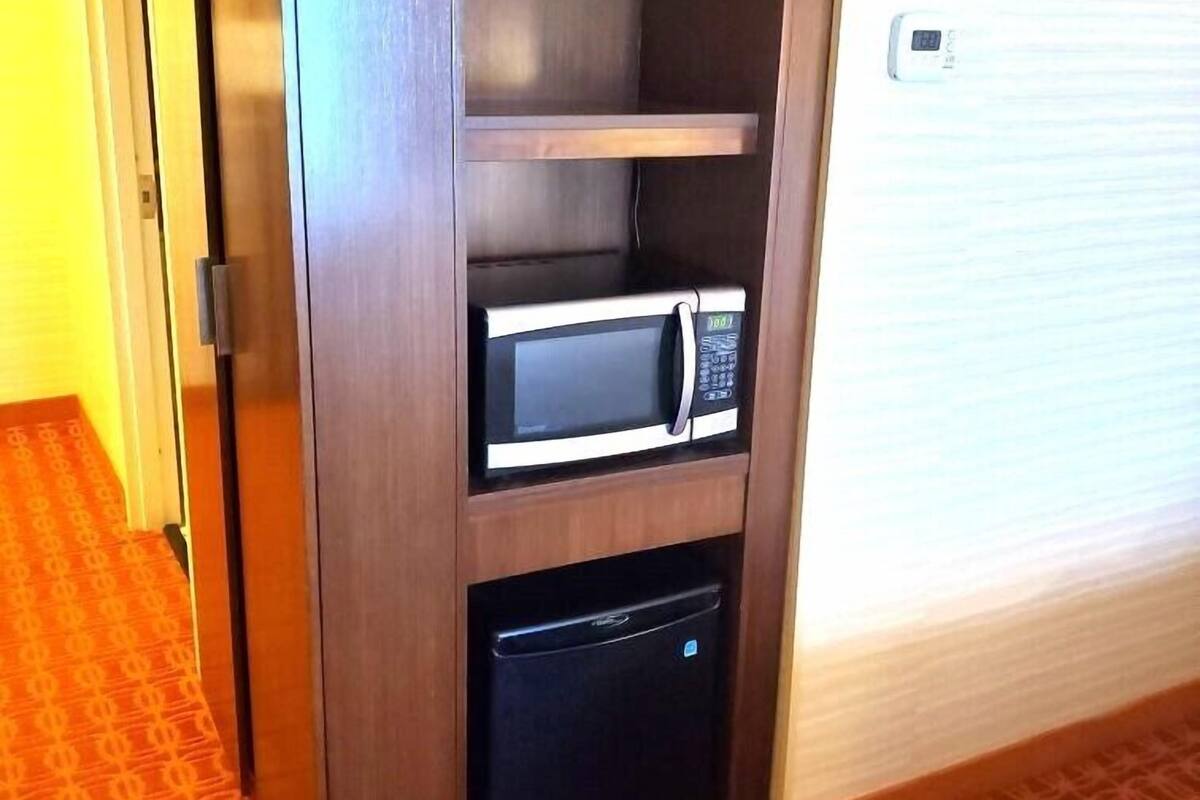 37-inch tv with cable channels, netflix, streaming services