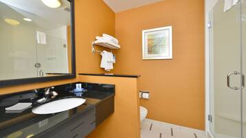 Een haardroger, handdoeken, zeep, shampoo