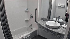 Room, 1 Queen Bed, Roll-in Shower, Non Smoking | Bathroom | Combined shower/tub, towels - Motel 6 Marble Falls, TX (Marble Falls)