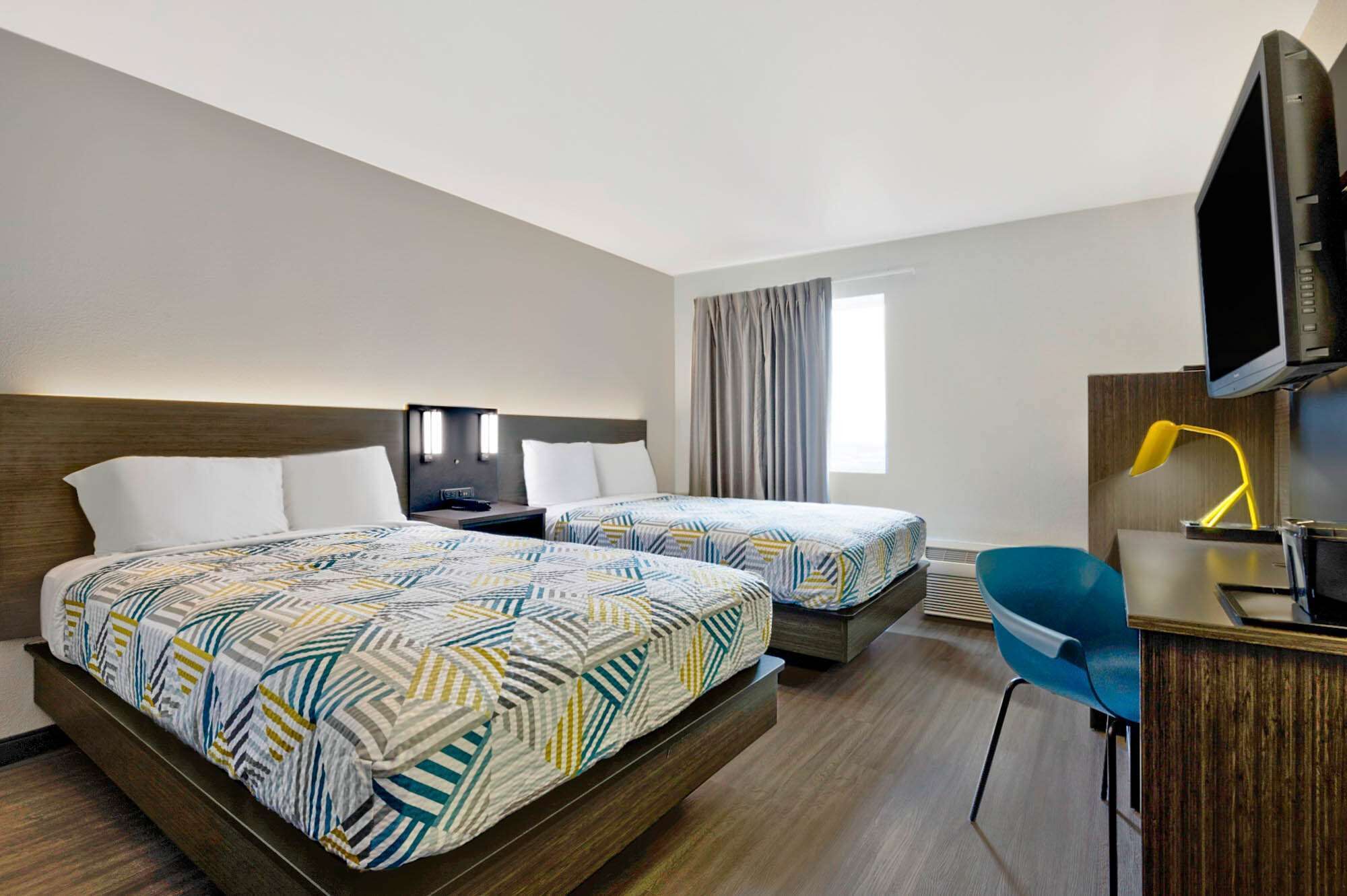 Hypo-allergenic bedding, desk, free WiFi