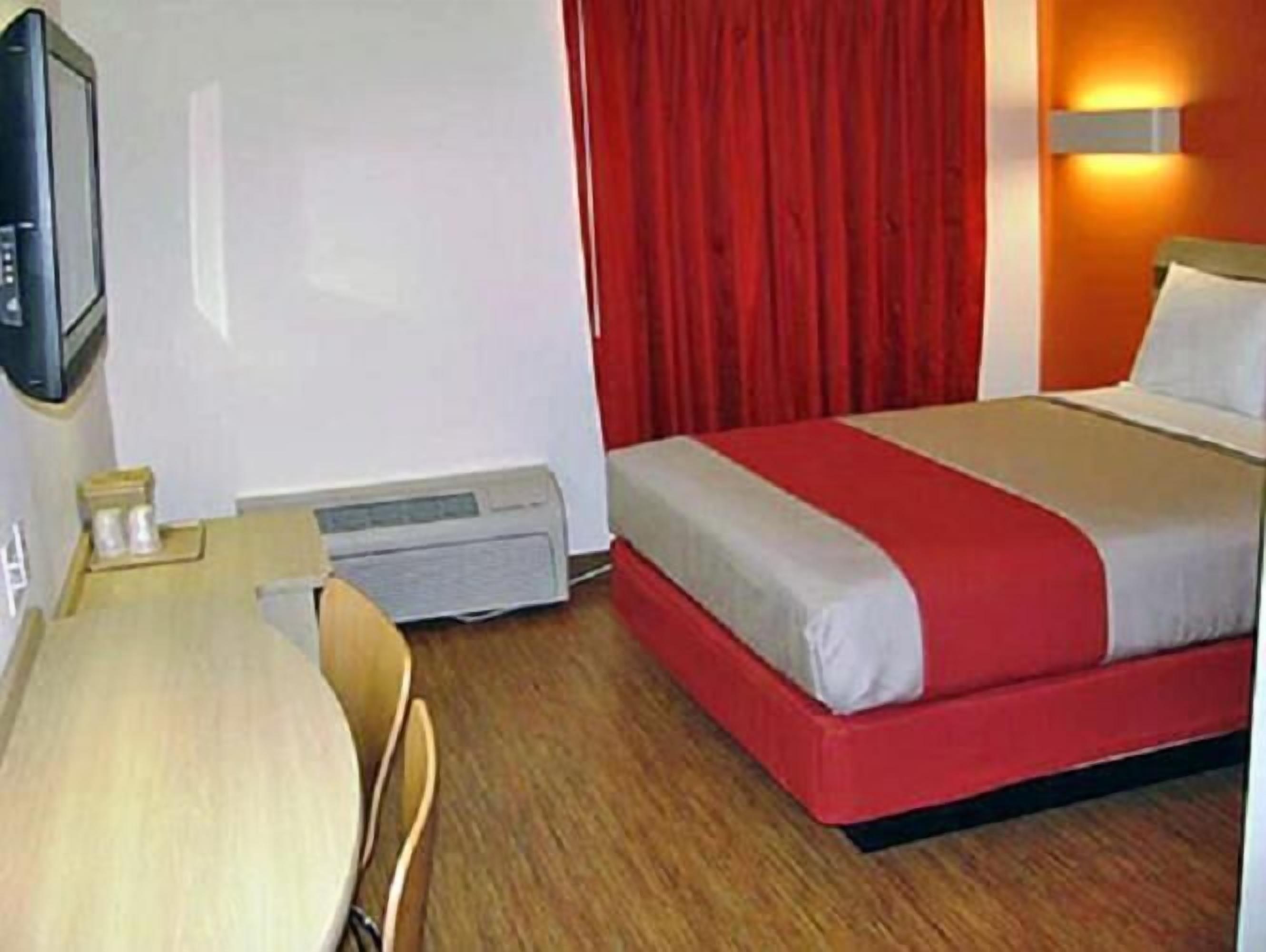 Hypo-allergenic bedding, desk, free WiFi