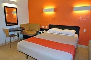 Zimmer, 1 Queen-Bett, rollstuhlgeeignete Dusche, Nichtraucher | Allergikerbettwaren, Schreibtisch, kostenloses WLAN
