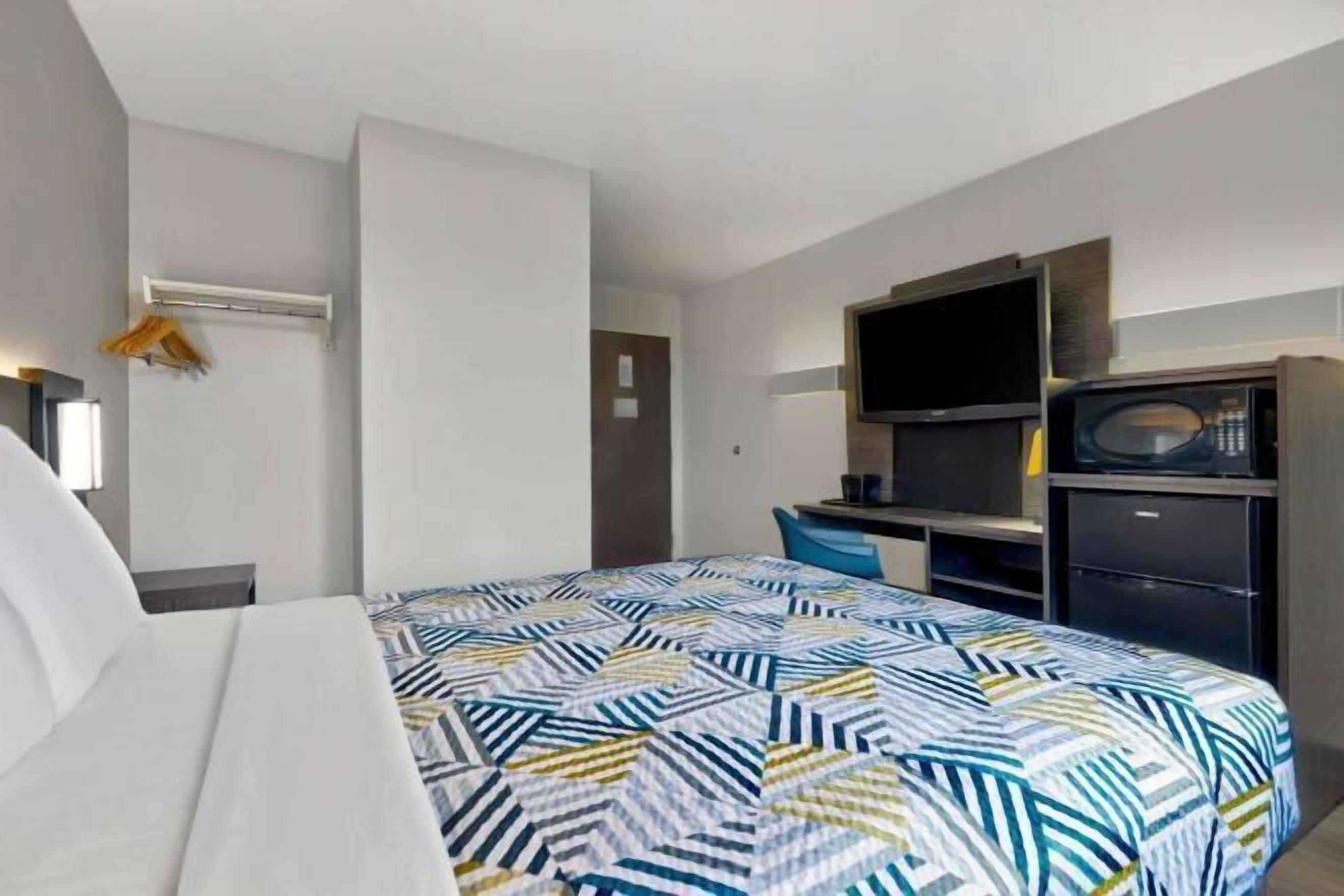 Hypo-allergenic bedding, desk, free WiFi