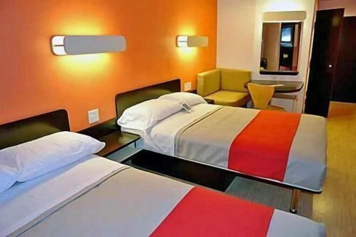 Hypo-allergenic bedding, desk, free WiFi