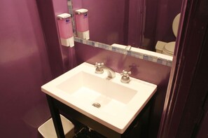 Combined shower/tub, towels - Edificio Charcas Apart Hotel (Buenos Aires)